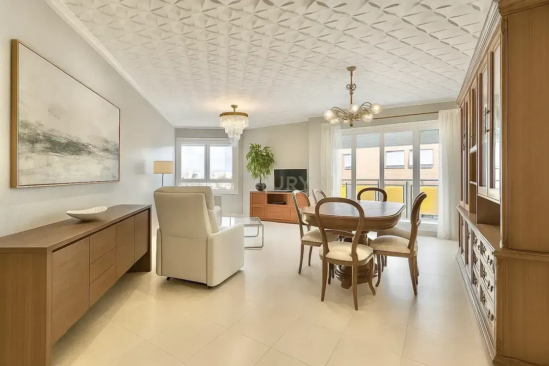 Keuken; keukenapparatuur, houten vloer, natuurlijk licht, moderne stijl