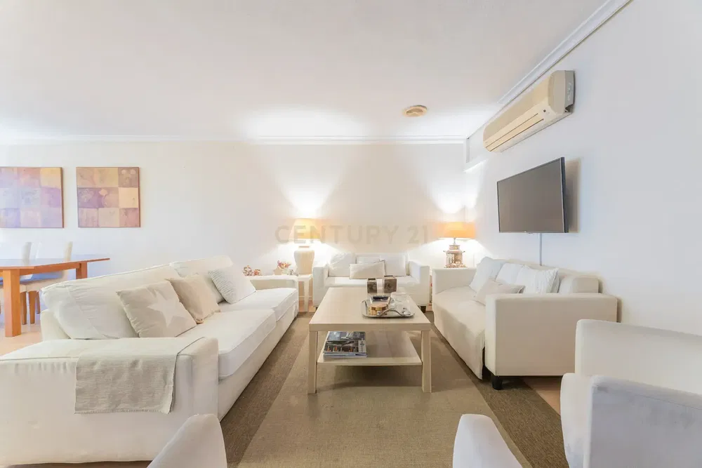 Κουζίνα; συσκευές κουζίνας, ξύλινο πάτωμα, φυσικό φως, μοντέρνο στυλ