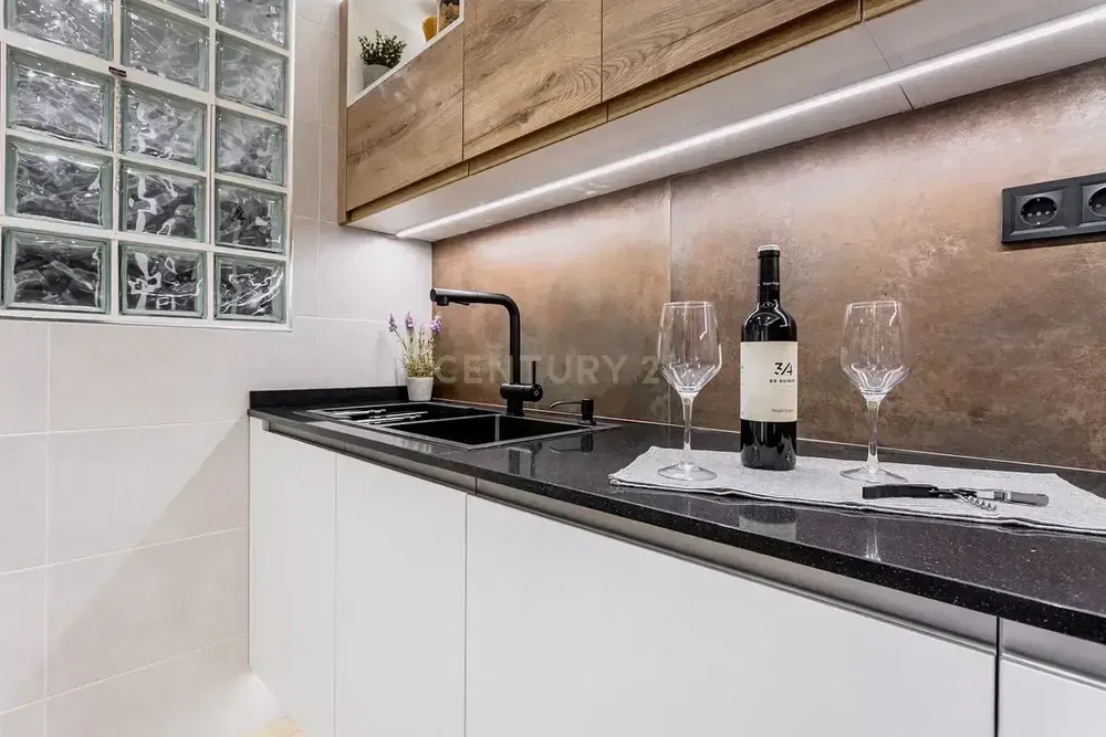 Keuken; keukenapparatuur, houten vloer, natuurlijk licht, moderne stijl