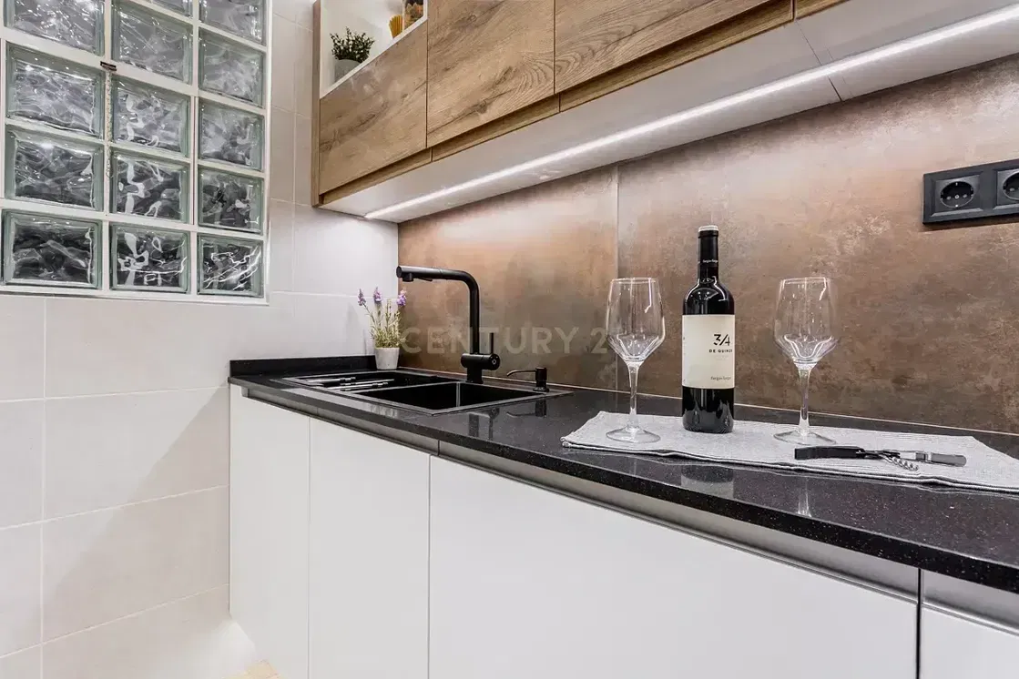 Küche; küchengeräte, holzboden, tageslicht, moderner stil