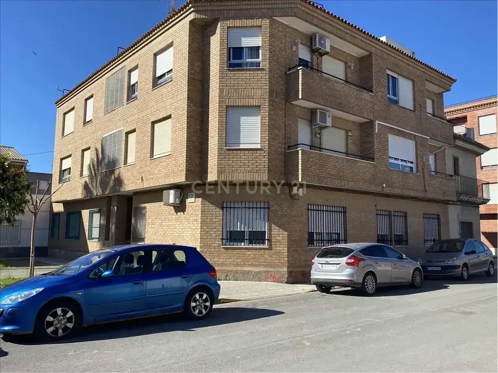 Kuchyňa; kuchynské spotrebiče, drevená podlaha, prirodzené svetlo, moderný štýl