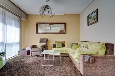 Mutfak; mutfak aletleri, ahşap zemin, doğal ışık, modern stil