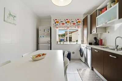 Kuhinja; kuhinjski aparati, drveni pod, prirodno svjetlo, moderni stil