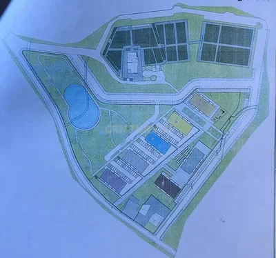 Kuchyně; kuchyňské spotřebiče, dřevěná podlaha, přirozené světlo, moderní styl