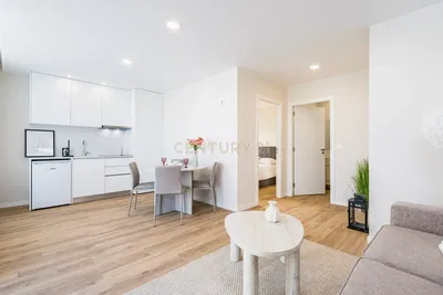 Kuhinja; kućanski aparati, drveni pod, prirodna svjetlost, moderan stil