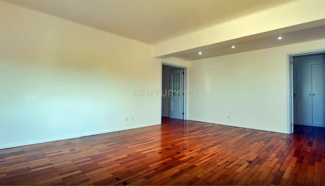 Cocina; electrodomésticos, suelo de madera, luz natural, estilo moderno