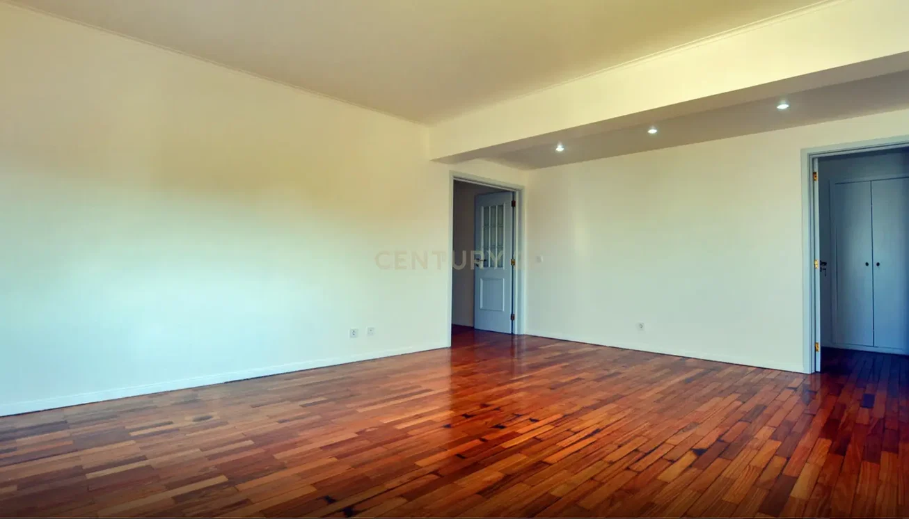 Küche; küchengeräte, holzboden, tageslicht, moderner stil