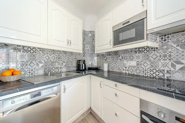 Kuchyňa; kuchynské spotrebiče, drevená podlaha, prirodzené svetlo, moderný štýl