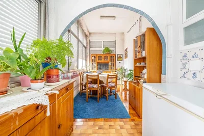 Keuken; keukenapparatuur, houten vloer, natuurlijk licht, moderne stijl