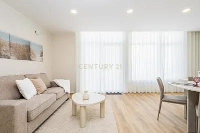 Kuhinja; kućanski aparati, drveni pod, prirodna svjetlost, moderan stil