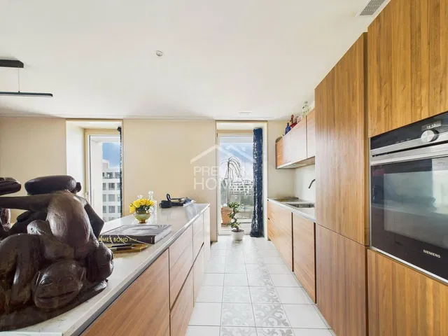 Dnevni boravak; drveni pod, prirodna svjetlost, moderan stil