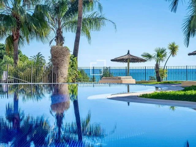 Kuhinja; kućanski aparati, drveni pod, prirodna svjetlost, moderan stil