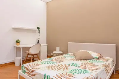 Cuisine; électroménager, parquet, lumière naturelle, style moderne