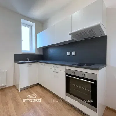 Mutfak; mutfak aletleri, ahşap zemin, doğal ışık, modern stil