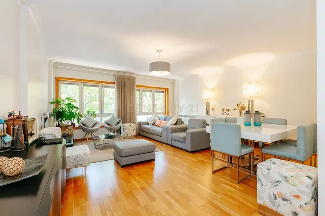 Kuchyně; kuchyňské spotřebiče, dřevěná podlaha, přirozené světlo, moderní styl