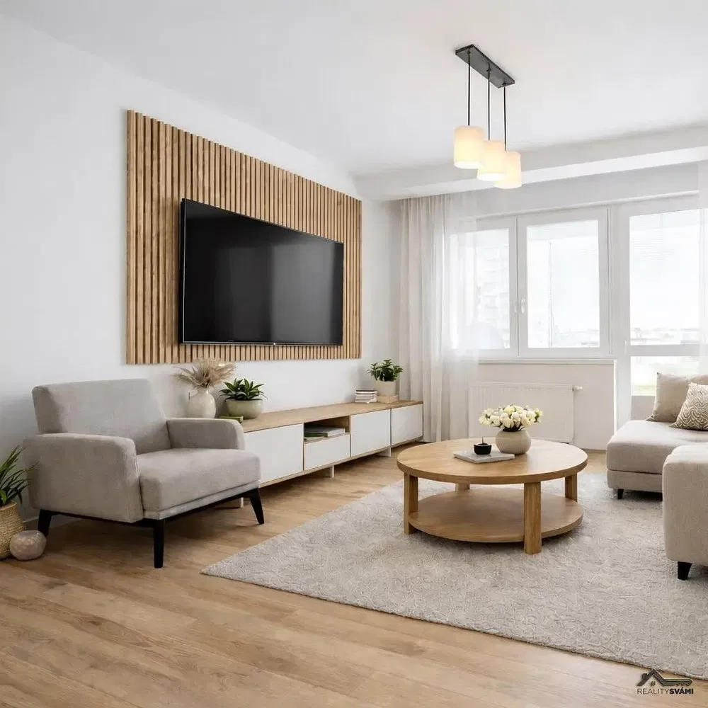 Obývací pokoj; dřevěná podlaha, přirozené světlo, moderní styl