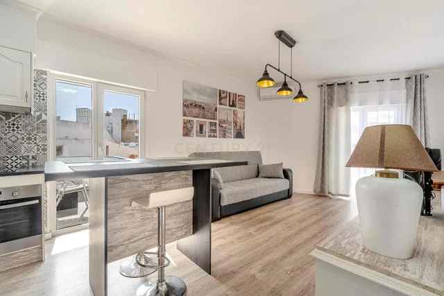 Дневна соба; дрвени под, природно светло, модерни стил