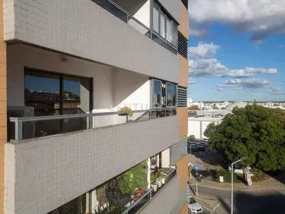 Cuisine; électroménager, parquet, lumière naturelle, style moderne
