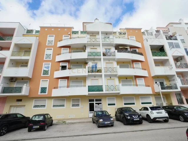 Kuchyňa; kuchynské spotrebiče, drevená podlaha, prirodzené svetlo, moderný štýl