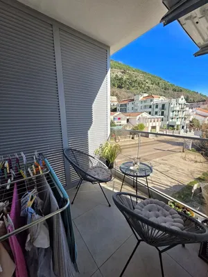 Keuken; keukenapparatuur, houten vloer, natuurlijk licht, moderne stijl