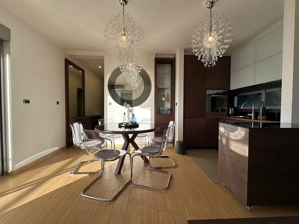 Κουζίνα; συσκευές κουζίνας, ξύλινο πάτωμα, φυσικό φως, μοντέρνο στυλ