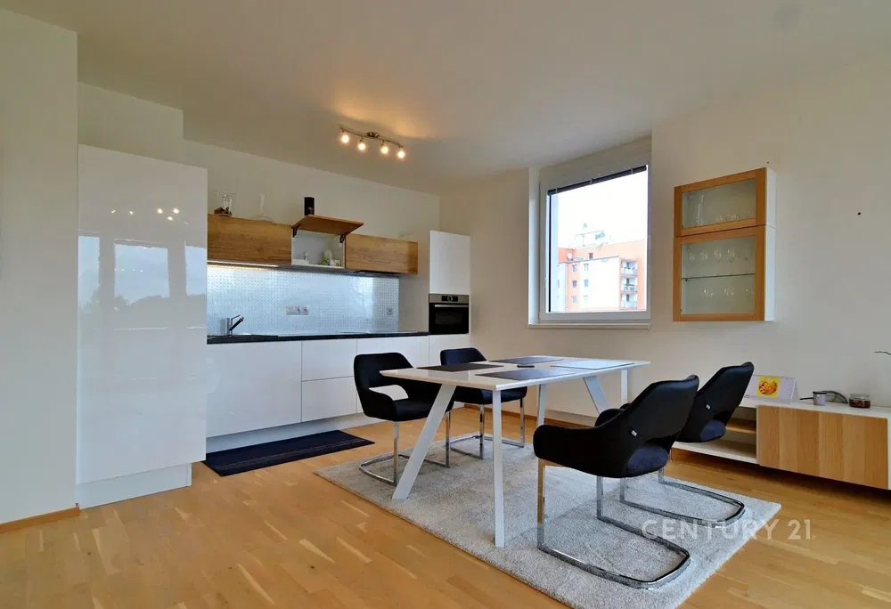 Kuchnia; sprzęt kuchenny, podłoga drewniana, światło dzienne, styl nowoczesny