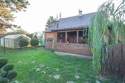 Keuken; keukenapparatuur, houten vloer, natuurlijk licht, moderne stijl