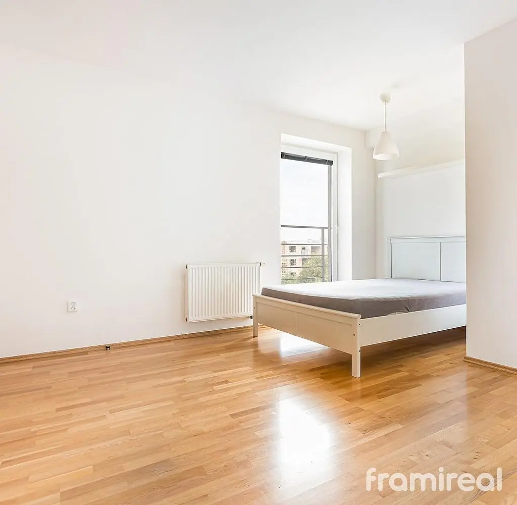 Obývačka; drevená podlaha, prirodzené svetlo, moderný štýl