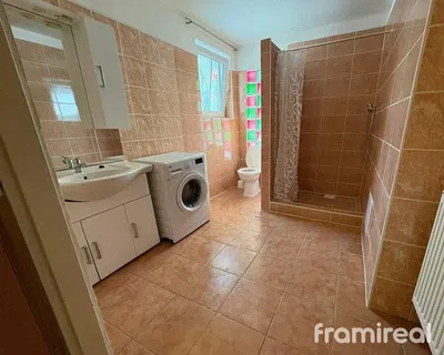 Kuchyňa; kuchynské spotrebiče, drevená podlaha, prirodzené svetlo, moderný štýl