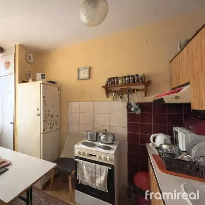 Kuhinja; kućanski aparati, drveni pod, prirodna svjetlost, moderan stil