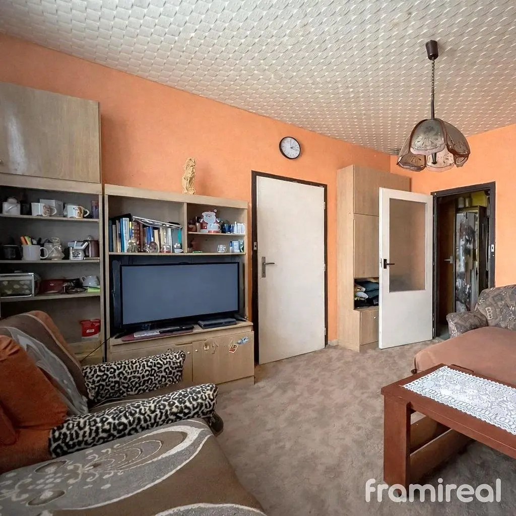 Kuhinja; kućanski aparati, drveni pod, prirodna svjetlost, moderan stil