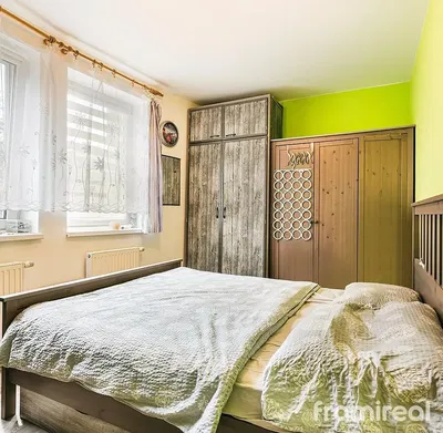 Kuhinja; kućanski aparati, drveni pod, prirodna svjetlost, moderan stil