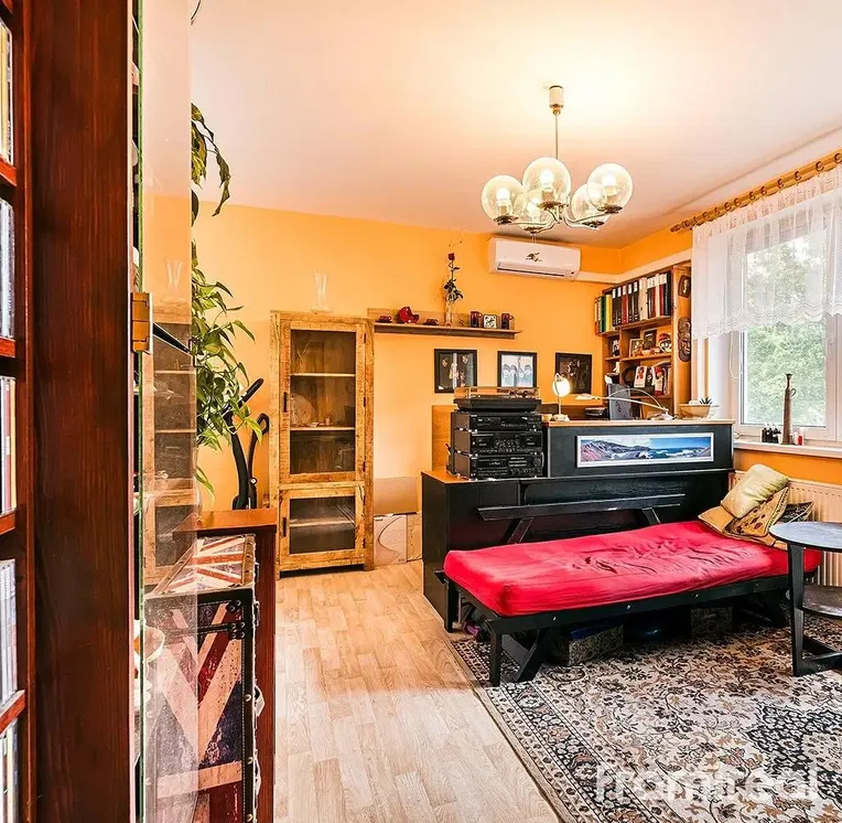 Kuhinja; kućanski aparati, drveni pod, prirodna svjetlost, moderan stil