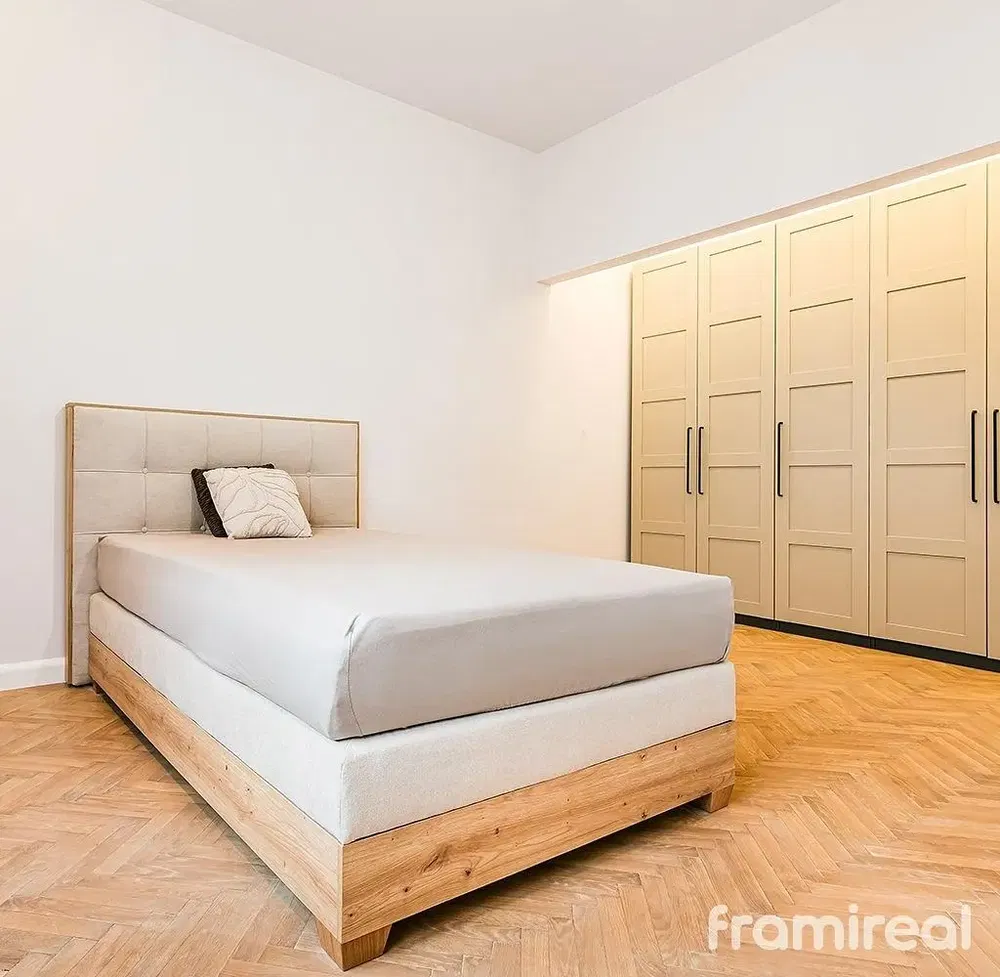 Кухня; кухненски уреди, дървен под, естествена светлина, модерен стил