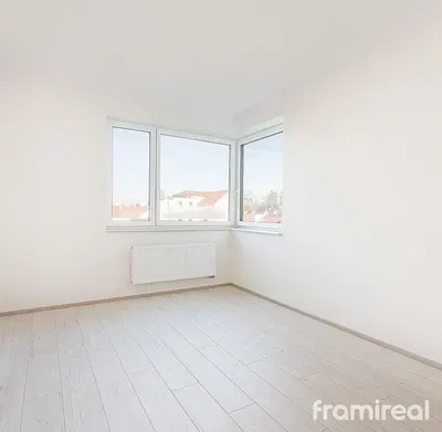 غرفة معيشة; أرضية خشبية, ضوء طبيعي, أسلوب عصري