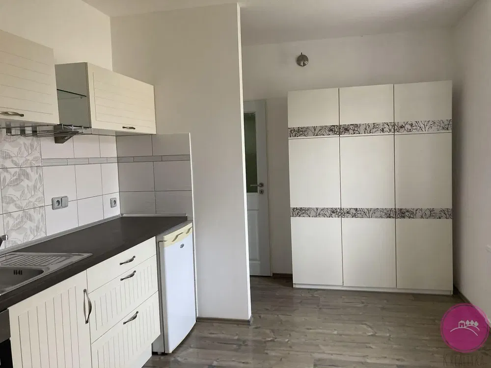 Хол; дървен под, естествена светлина, модерен стил, високи тавани