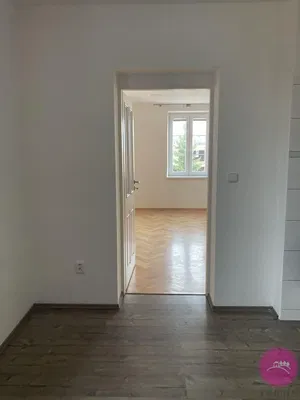 Хол; дървен под, естествена светлина, модерен стил