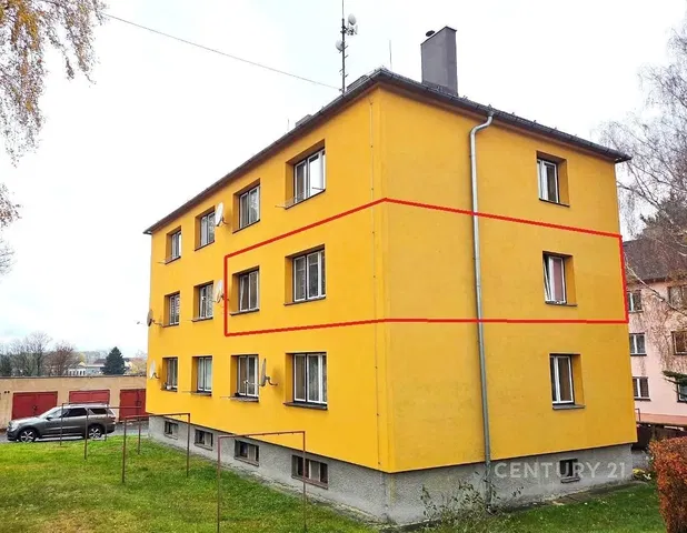 Кухиња; кухињски апарати, дрвени под, природно светло, модерни стил