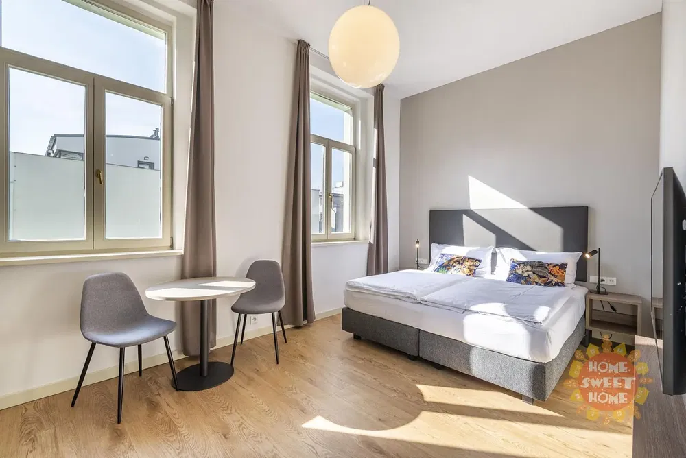 Хол; дървен под, естествена светлина, модерен стил