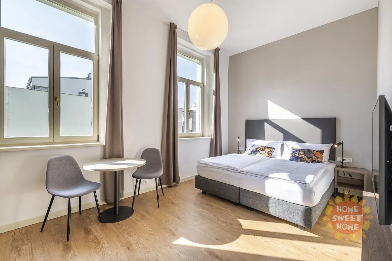 Хол; дървен под, естествена светлина, модерен стил