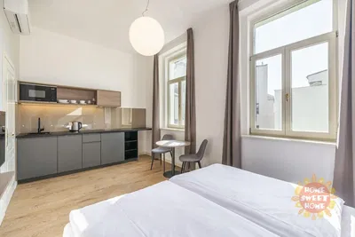 Кухня; кухненски уреди, дървен под, естествена светлина, модерен стил