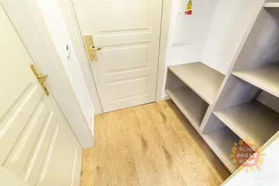 Хол; дървен под, естествена светлина, модерен стил