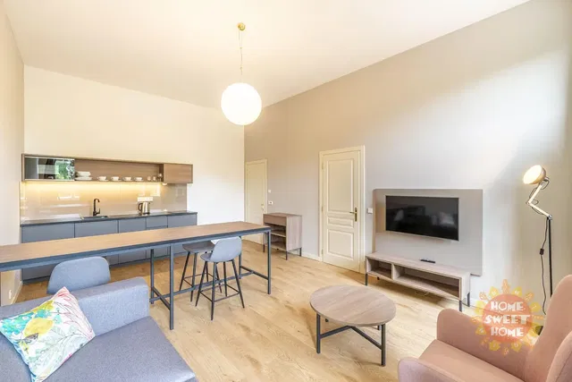 Хол; дървен под, естествена светлина, модерен стил, високи тавани