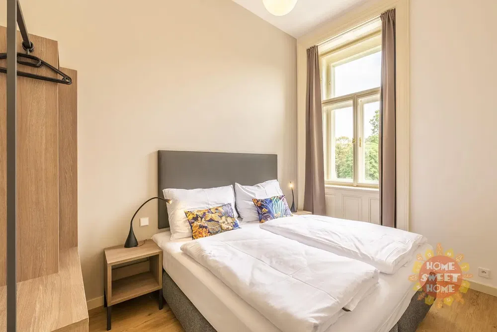 Кухня; кухненски уреди, дървен под, естествена светлина, модерен стил