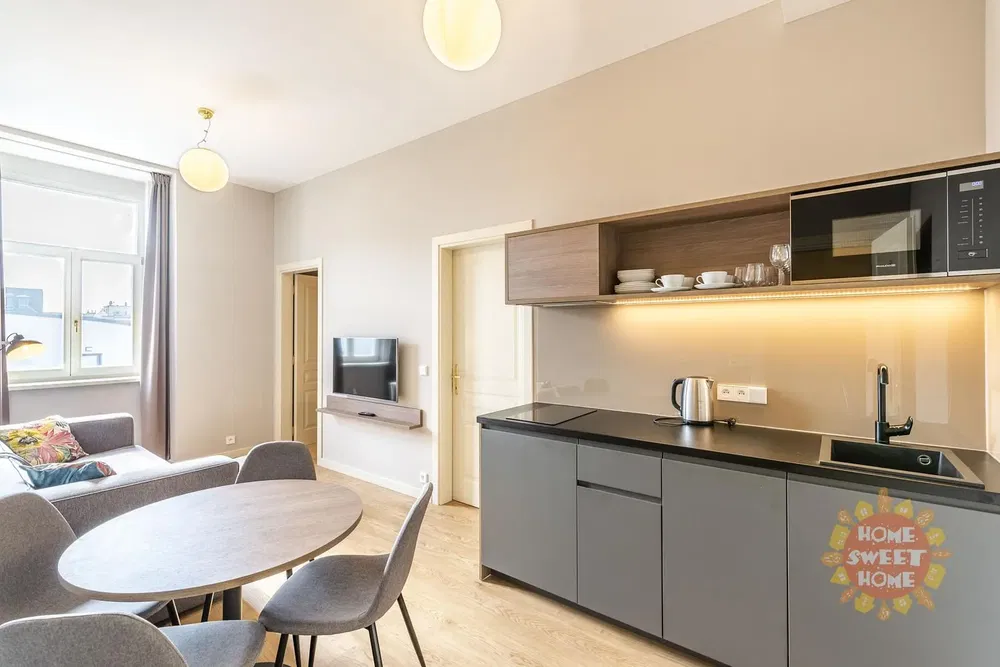 Кухня; кухненски уреди, дървен под, естествена светлина, модерен стил