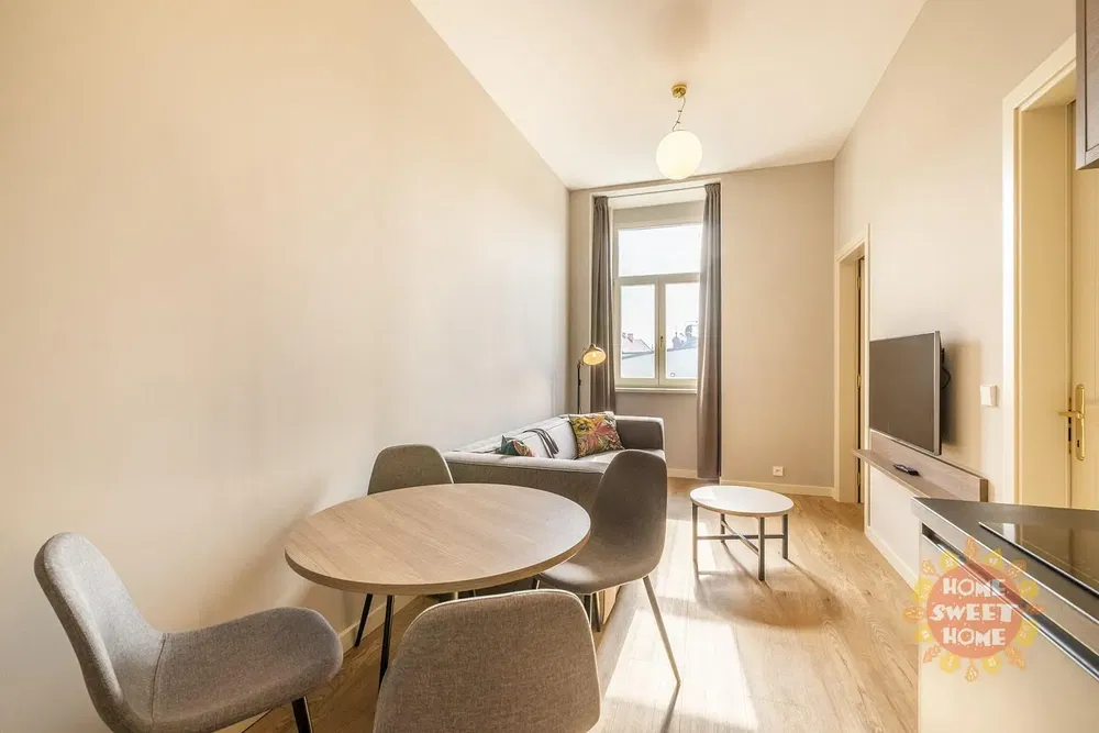 Хол; дървен под, естествена светлина, модерен стил