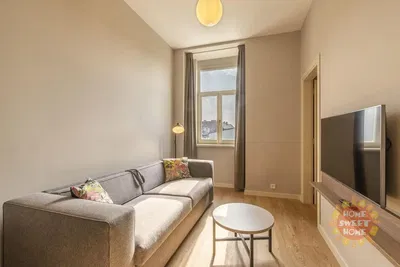 Хол; дървен под, естествена светлина, модерен стил