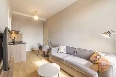 Кухня; кухненски уреди, дървен под, естествена светлина, модерен стил