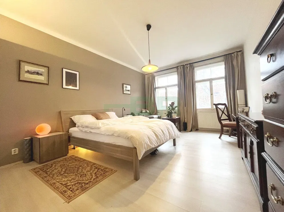 Cozinha; eletrodomésticos, chão de madeira, luz natural, estilo moderno