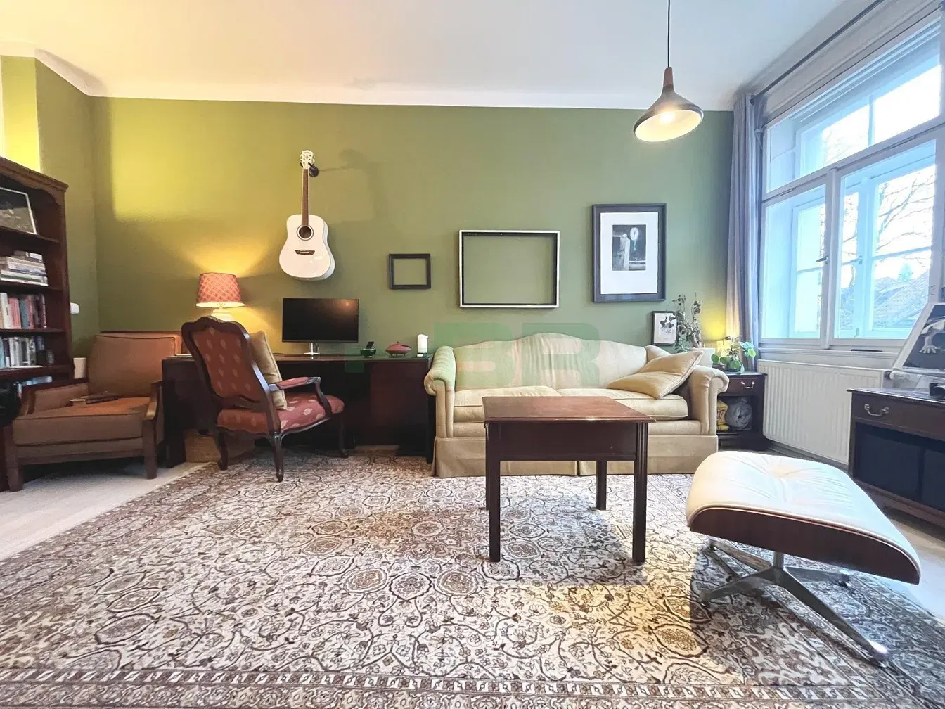 Cozinha; eletrodomésticos, chão de madeira, luz natural, estilo moderno